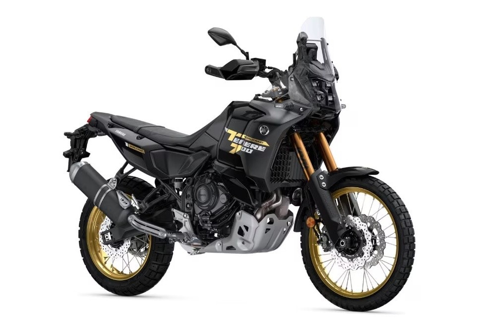 <div class='descrGalleryTitle'>12.	Yamaha Ténéré World Raid</div><div class='descrGalleryText'><p>Di sostanza è l’ultima proposta di casa Yamaha, non un inedito, non una moto inattesa. Ma è comunque apprezzato l’arrivo della <b><a href="https://www.dueruote.it/news/moto-scooter/2025/10/21/yamaha-tenere-world-raid-2026-tutta-nuova-stesso-fascino/">Ténéré World Raid</a> di ultima generazione</b>, basata sulla T7 standard presentata 12 mesi fa. La World Raid del nuovo corso segue sostanzialmente la logica del modello precedente: è una Ténéré accessoriata con <b>serbatoio maggiorato, sospensioni più pregiate</b> e ammortizzatore di sterzo, ma per il 2026 arrivano cose in più. Qui c’è un <b>piattaforma inerziale</b>, che permette all’elettronica, introdotta già sulla Ténéré standard, di lavorare in maniera più raffinata e puntuale, con ABS e TC cornering e Slide Control System. Il serbatoione, che sono in realtà due serbatoi, arriva a 23 litri ma è di 1,5 kg più leggero del precedente e presenta ergonomia migliorata. Le modifiche alle sospensioni sono più radicali: addio forcella da 43, benvenuta <b>Kayaba da 46 completamente regolabile</b>, unità sicuramente più indicata per il fuoristrada di un certo livello; confermata l’<b>escursione di 230-220 mm</b>, 20 in più della standard.</p>
</div>